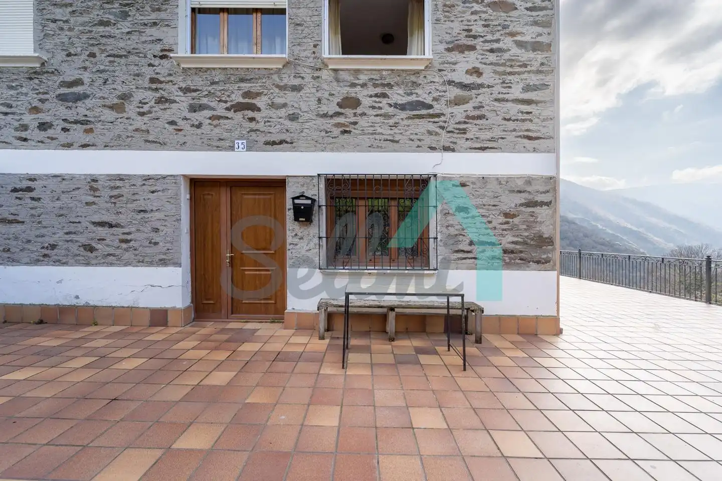 Vista exterior de Casa adosada en venda en Cangas del Narcea amb Calefacció, Jardí privat i Terrassa