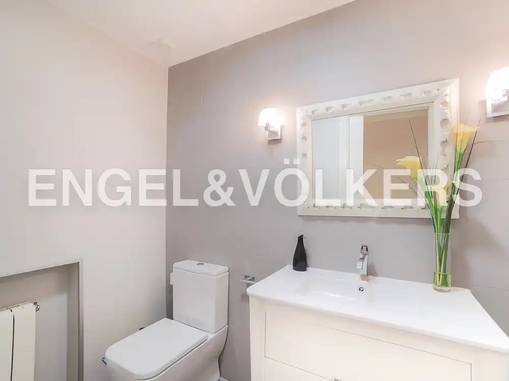 Bathroom of Flat for sale in Valencia  with Air Conditioner, Heating and Terrace