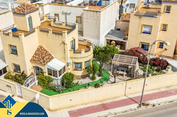 Chalet con piscina en venta en Orihuela Costa, imagen 2