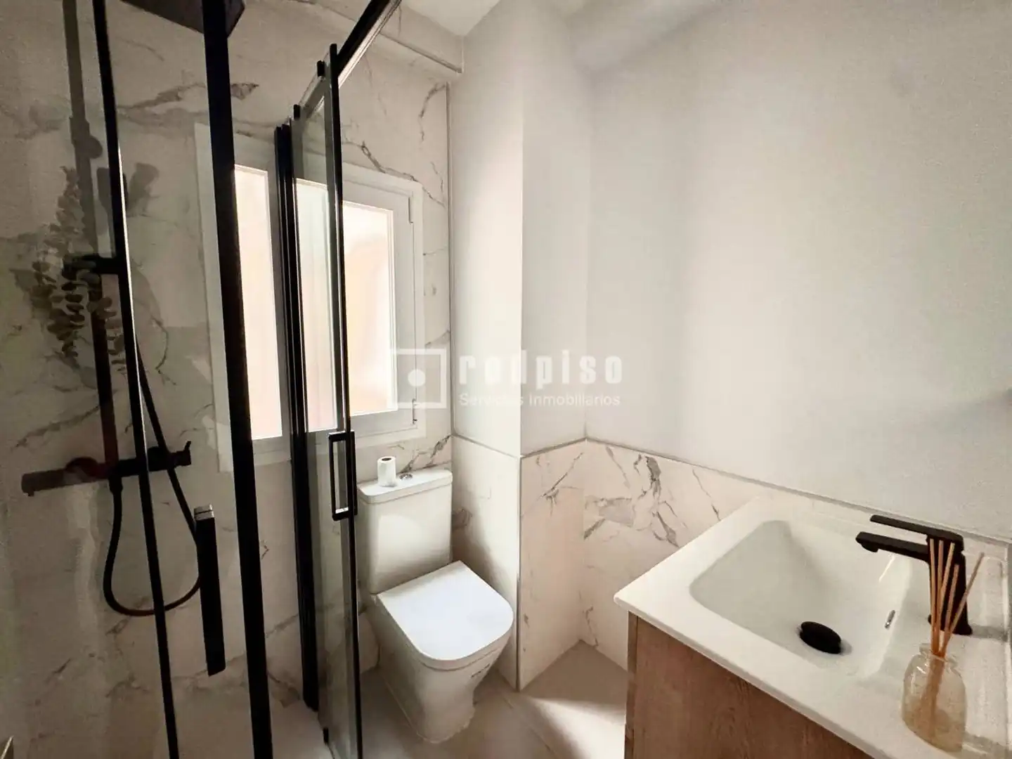 Bathroom of Flat for rent in Madrid  with Air Conditioner and Heating