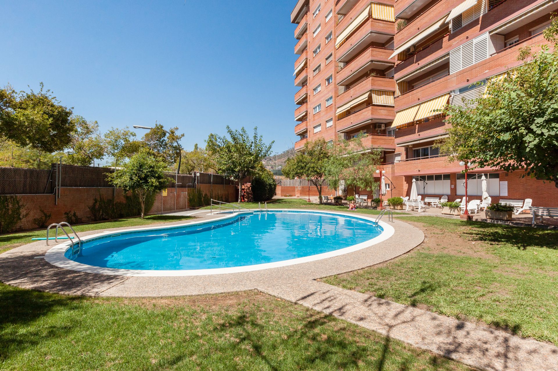 Swimming pool of Flat for sale in  Barcelona Capital  with Air Conditioner, Heating and Private garden