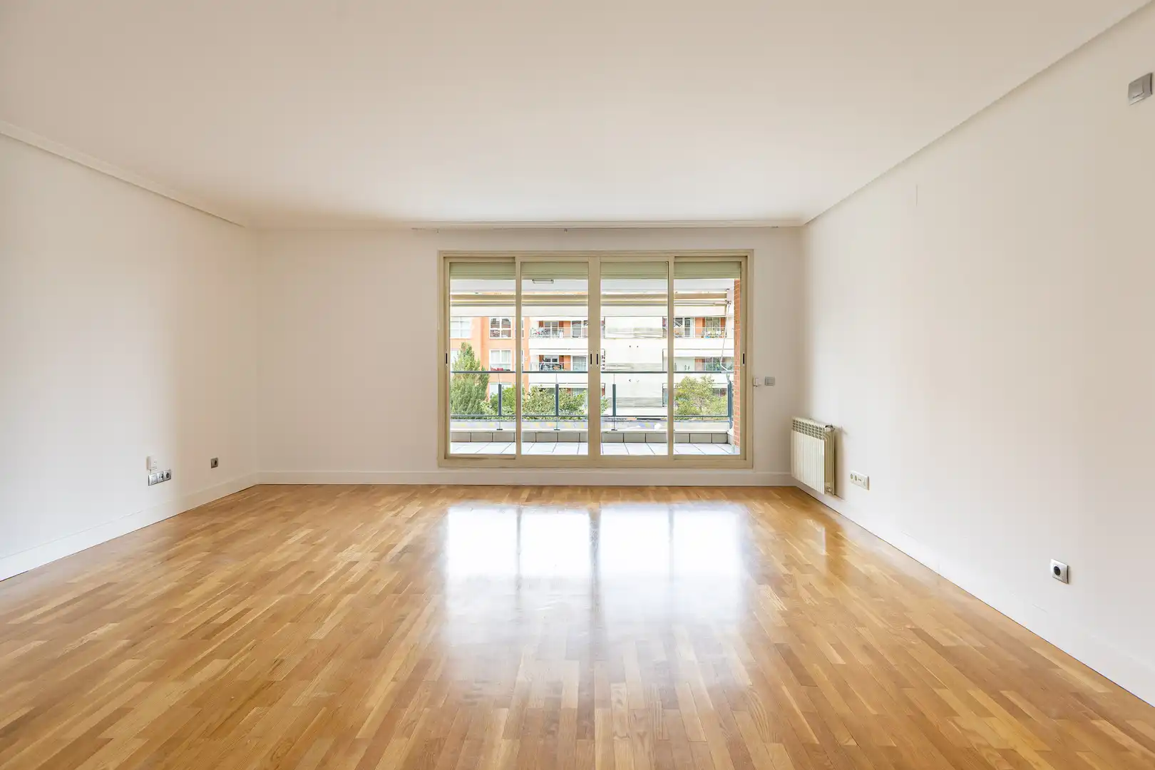 Sala de estar de Piso de alquiler en Pozuelo de Alarcón con Aire acondicionado, Calefacción y Jardín privado