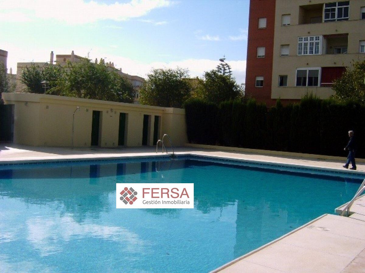 Piscina de Apartament en venda en El Puerto de Santa María amb Aire condicionat, Calefacció i Jardí privat