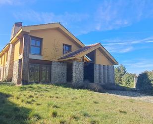 Vista exterior de Casa o xalet en venda en Navas de Riofrío amb Terrassa