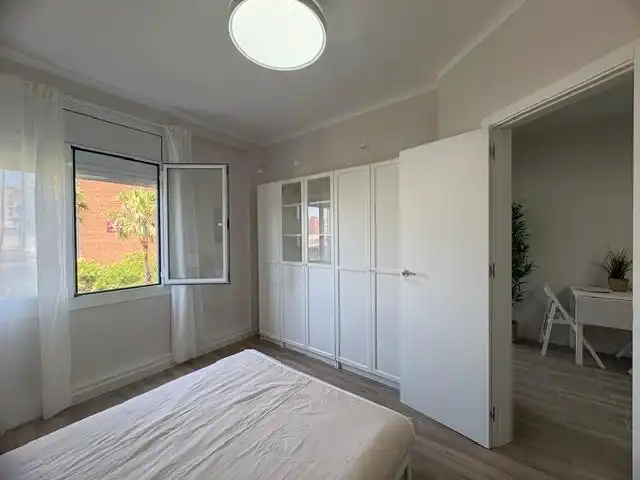 Bedroom of Flat for sale in Barcelona