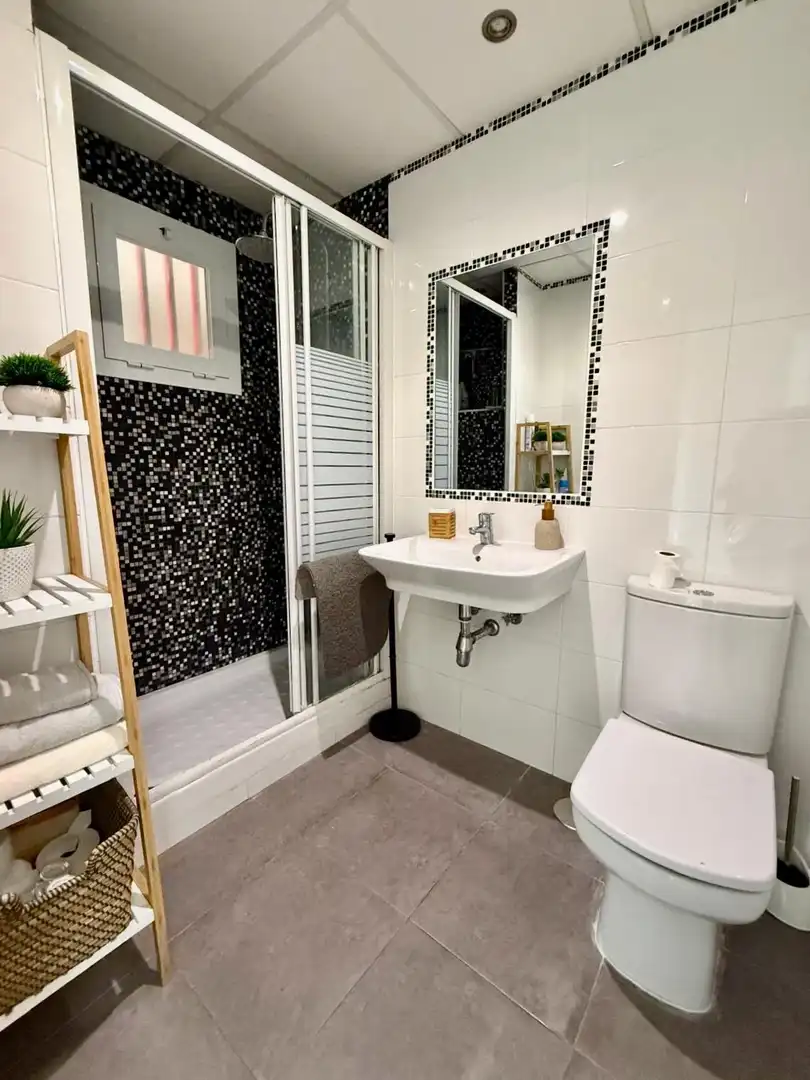 Baño de Apartamento en venta en Benidorm con Jardín privado, Terraza y Amueblado