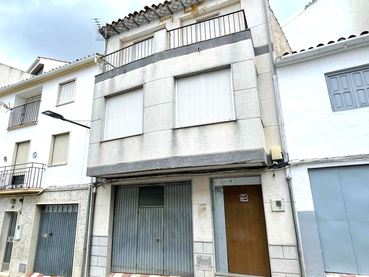 Vista exterior de Casa adosada en venta en Castillo de Locubín con Terraza