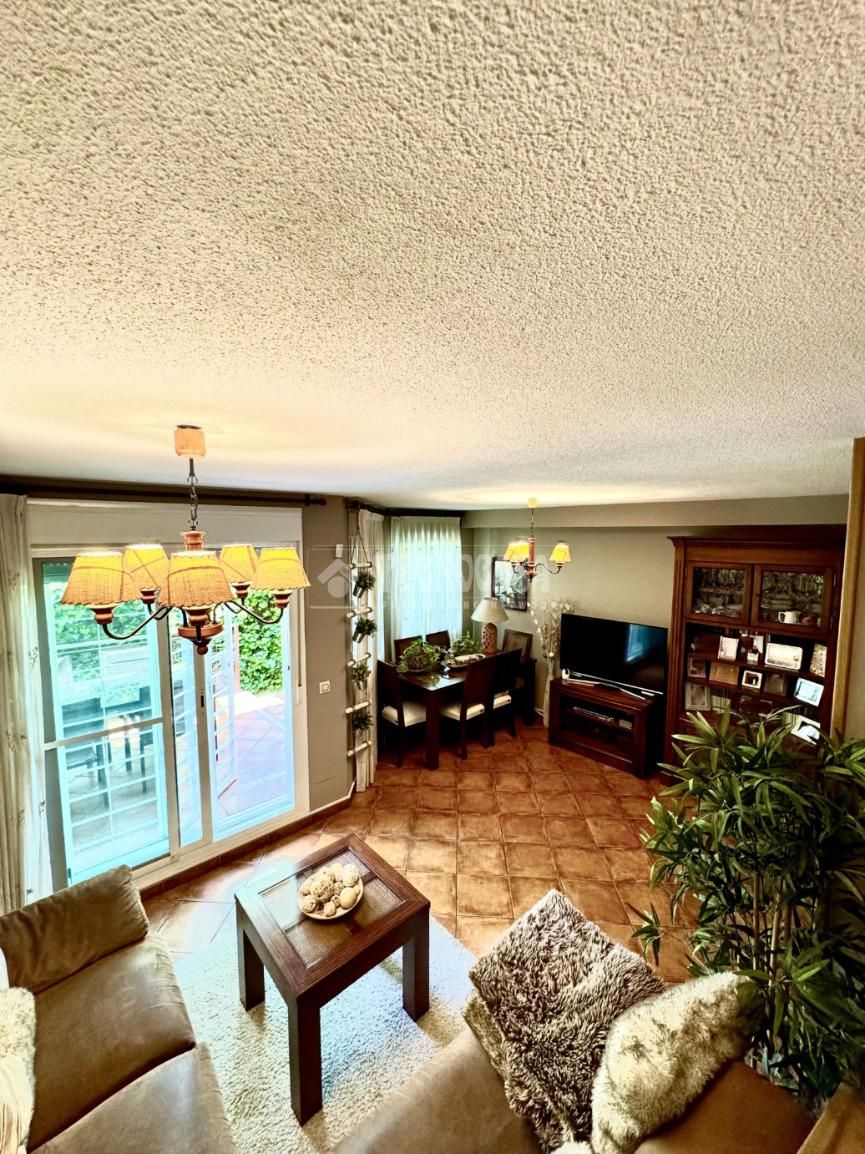 Sala d'estar de Casa adosada en venda en Alcalá de Henares amb Aire condicionat, Calefacció i Piscina comunitària