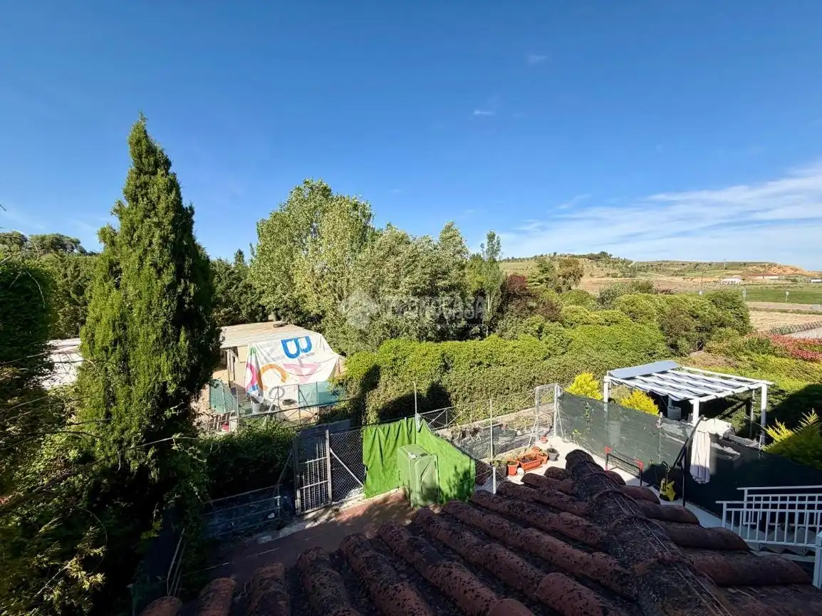 Casa adosada en venta en Fuensaldaña con Aire acondicionado y Alarma