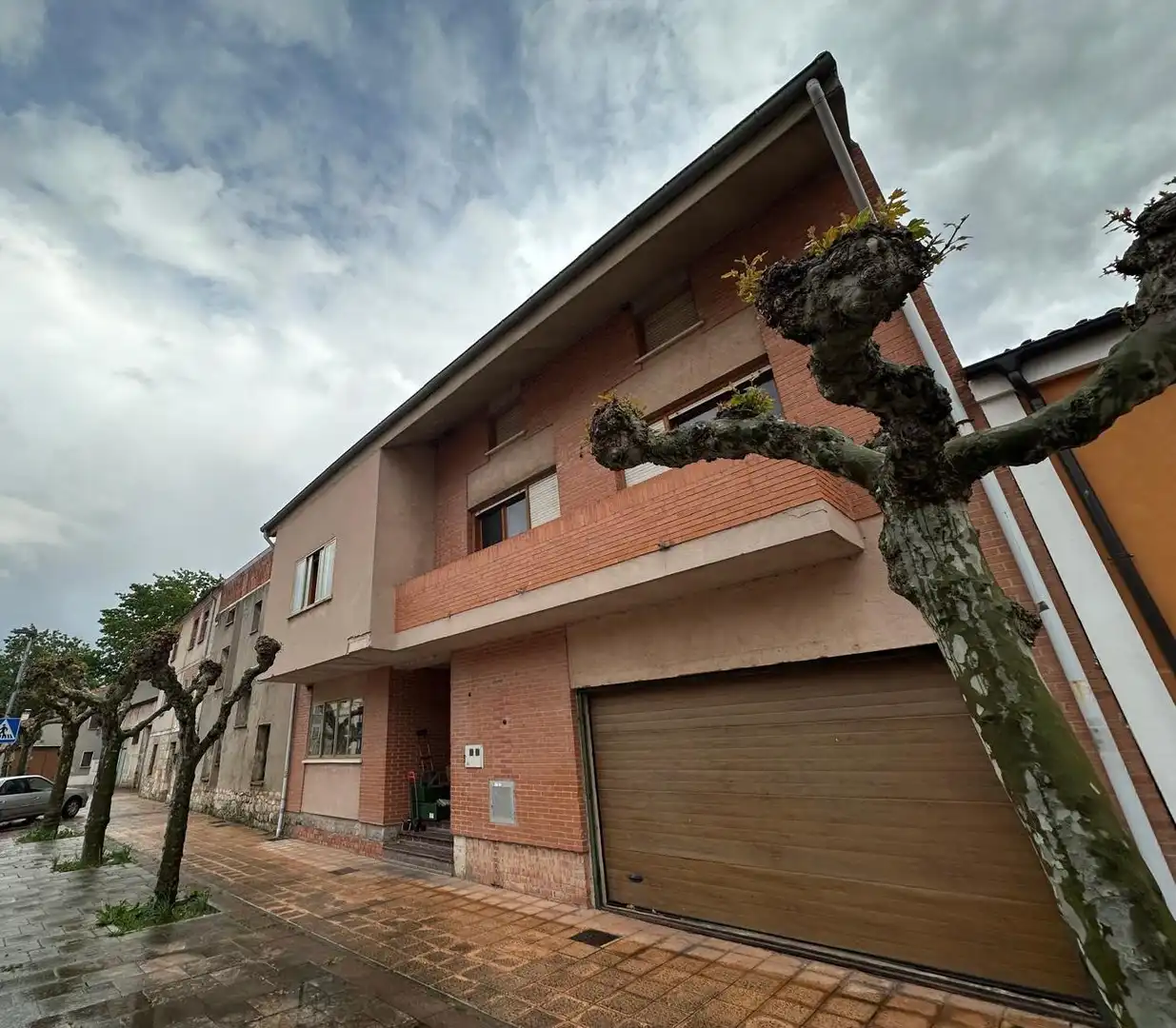 Vista exterior de Casa o xalet en venda en Burgos amb Calefacció, Terrassa i Traster