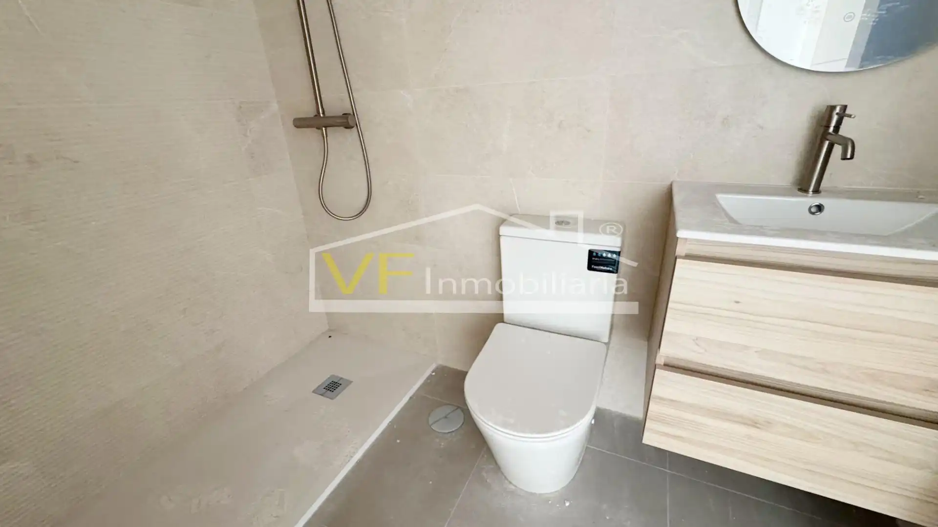 Bany de Dúplex en venda en Torremolinos amb Jardí privat, Terrassa i Traster
