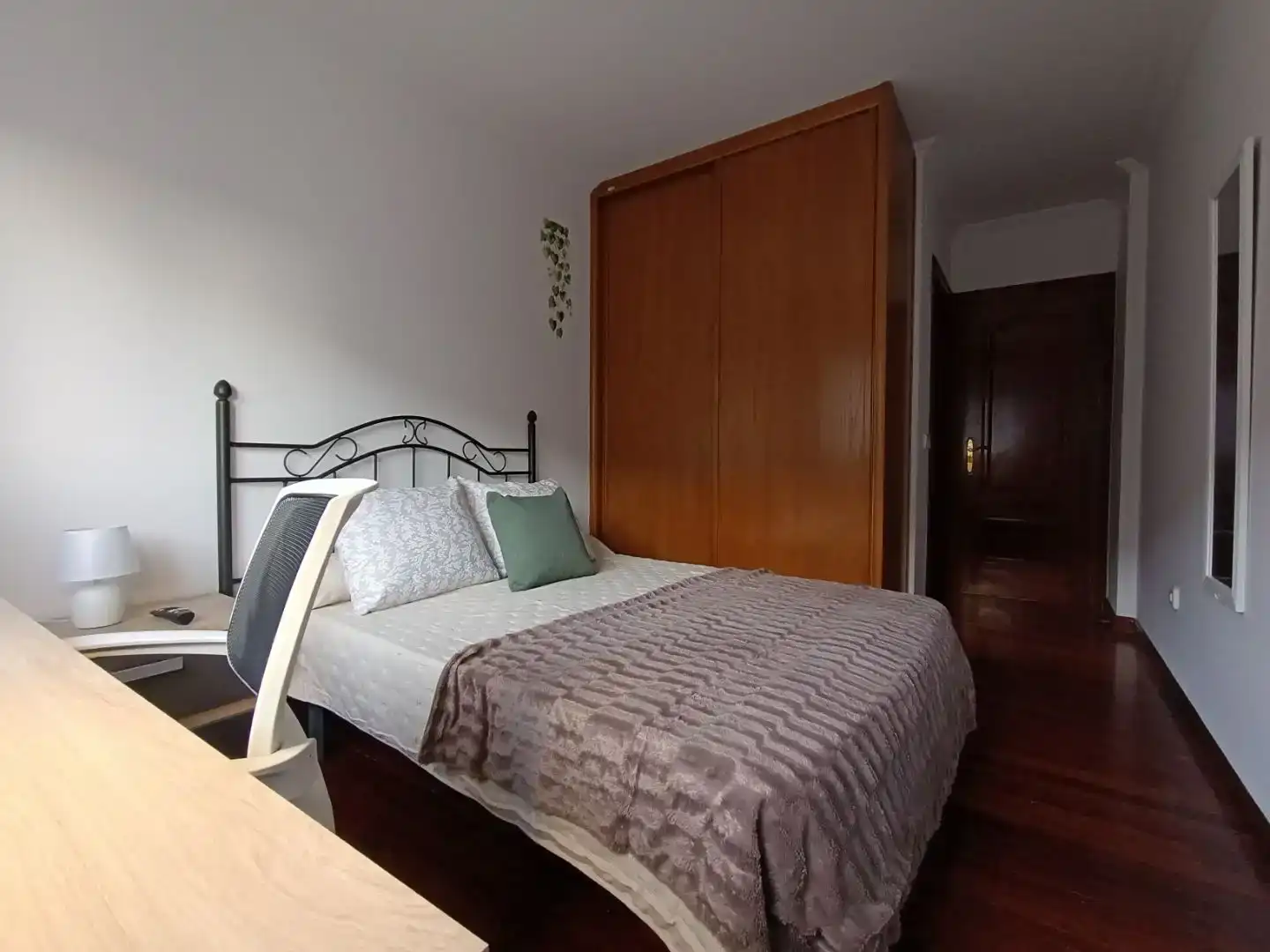 Habitación de Piso para compartir en Ferrol con Parquet y Amueblado