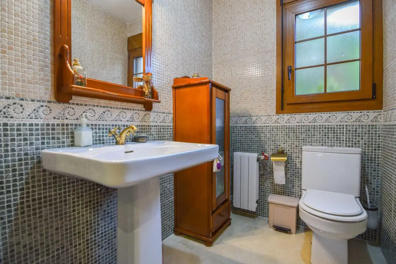 Bathroom of Houses for sale in La Nucia  with Air Conditioner, Heating and Swimming Pool