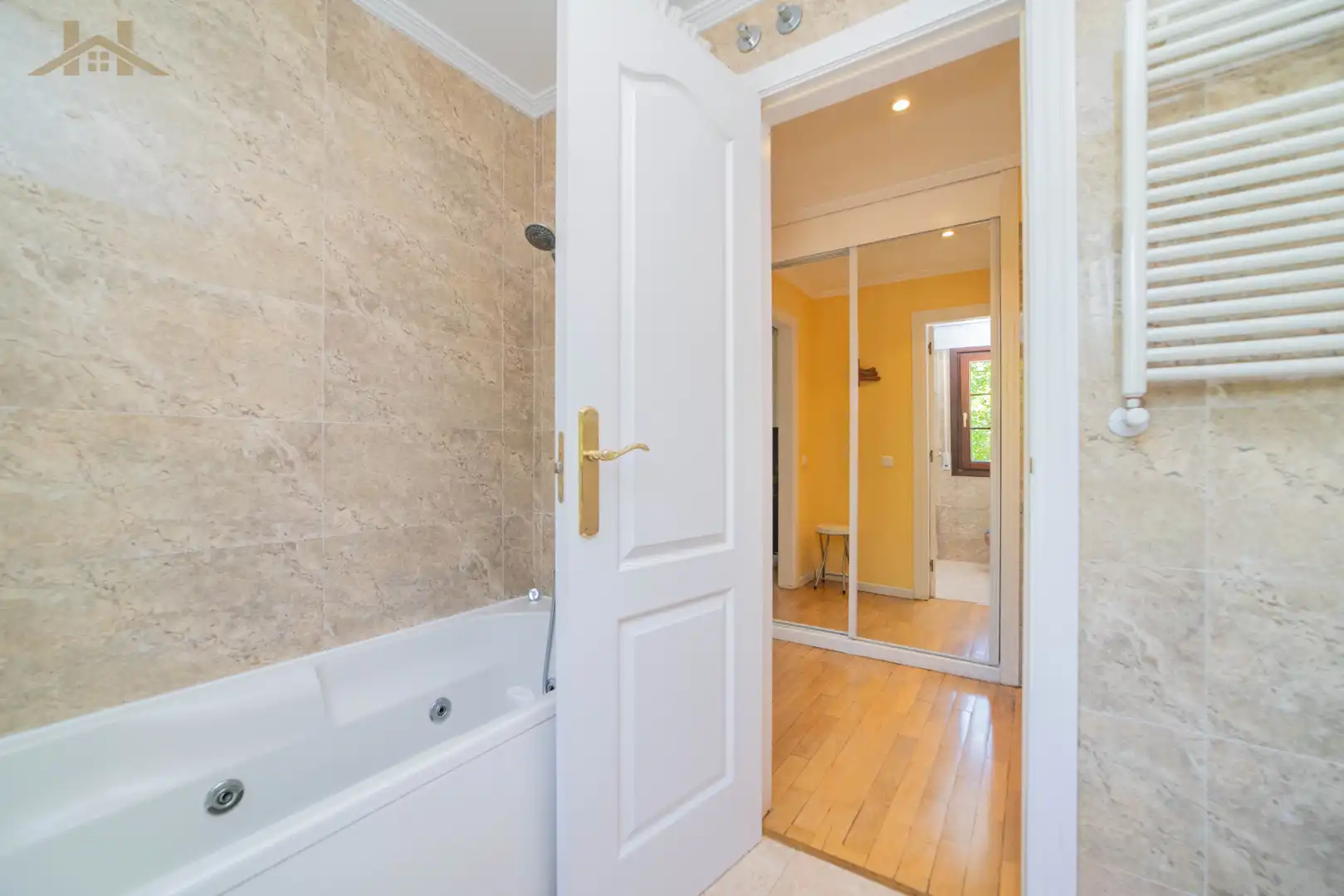 Badezimmer von Einfamilien-Reihenhaus zum Verkauf in Boadilla del Monte mit Heizung, Privatgarten und Abstellraum