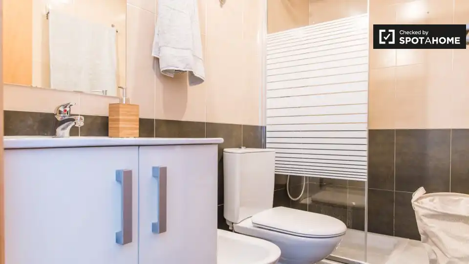 Bathroom of Flat for rent in Valencia  with Air Conditioner, Heating and Furnished