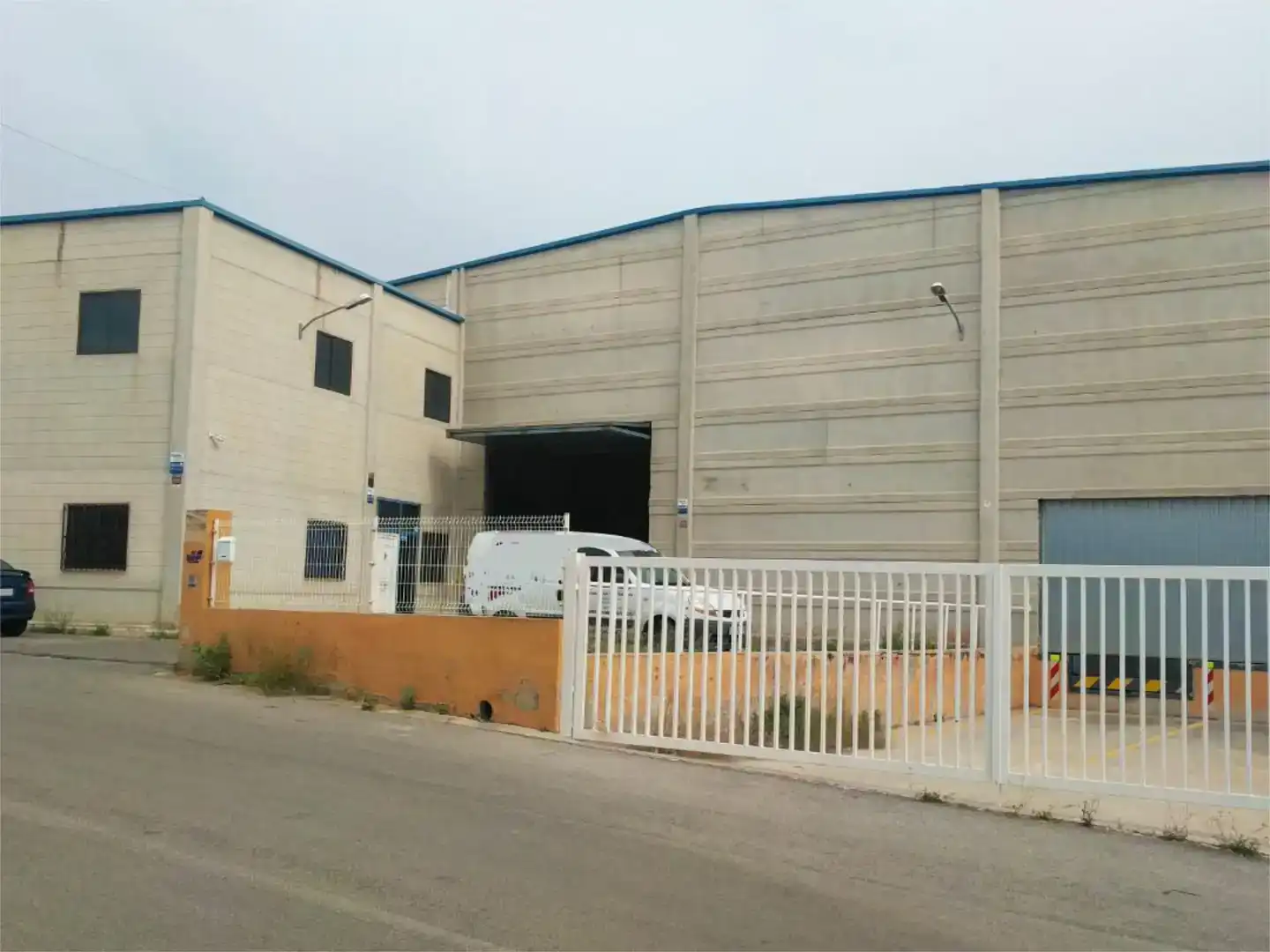 Vista exterior de Nau industrial en venda en Llíria