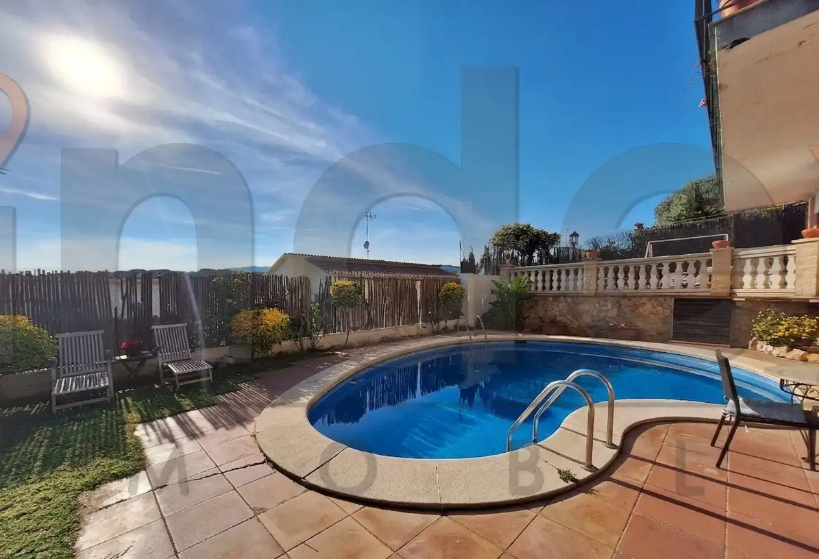 Piscina de Casa o chalet en venta en Arenys de Mar con Calefacción, Jardín privado y Parquet