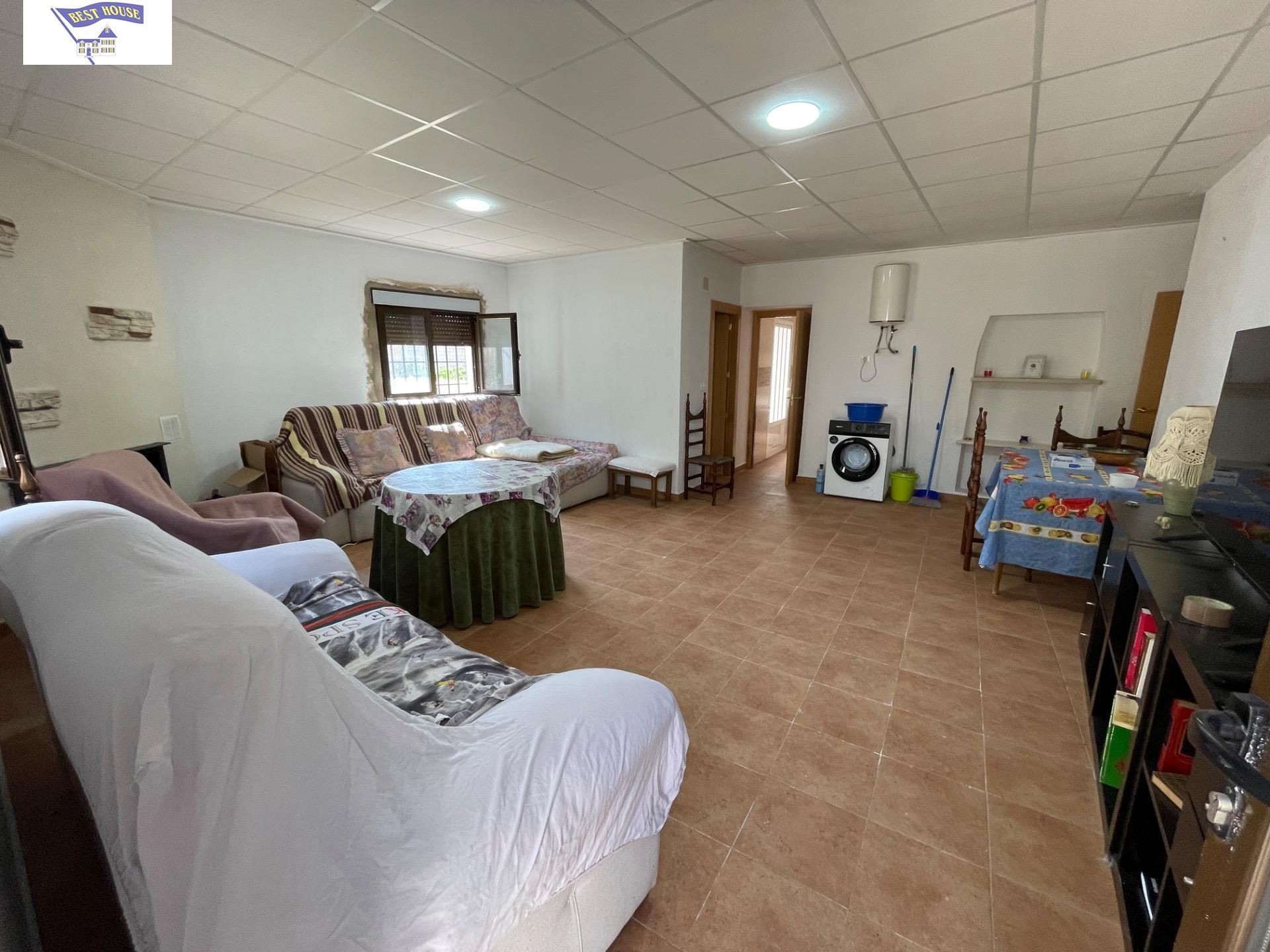 Country house for sale in Mahora  with Storage room