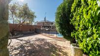 Vista exterior de Casa adosada en venda en Sevilla la Nueva amb Aire condicionat, Calefacció i Jardí privat