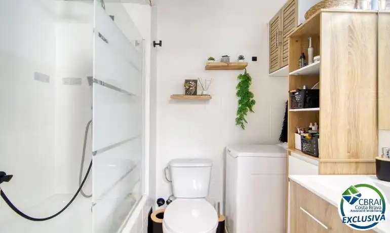 Bany de Apartament en venda en Roses amb Terrassa i Moblat