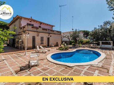 Chalet con piscina en venta en Urbanitzacions