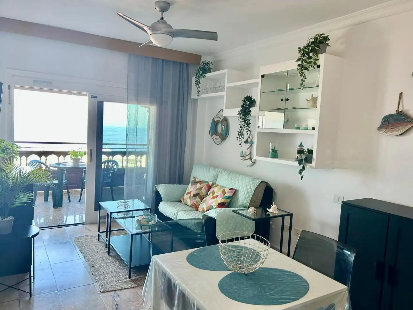 Sala d'estar de Estudi en venda en Puerto de la Cruz amb Terrassa, Moblat i Microones