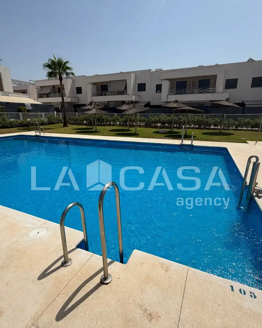 Casa a schiera con piscina in vendita a Entrenúcleos, imagen 2