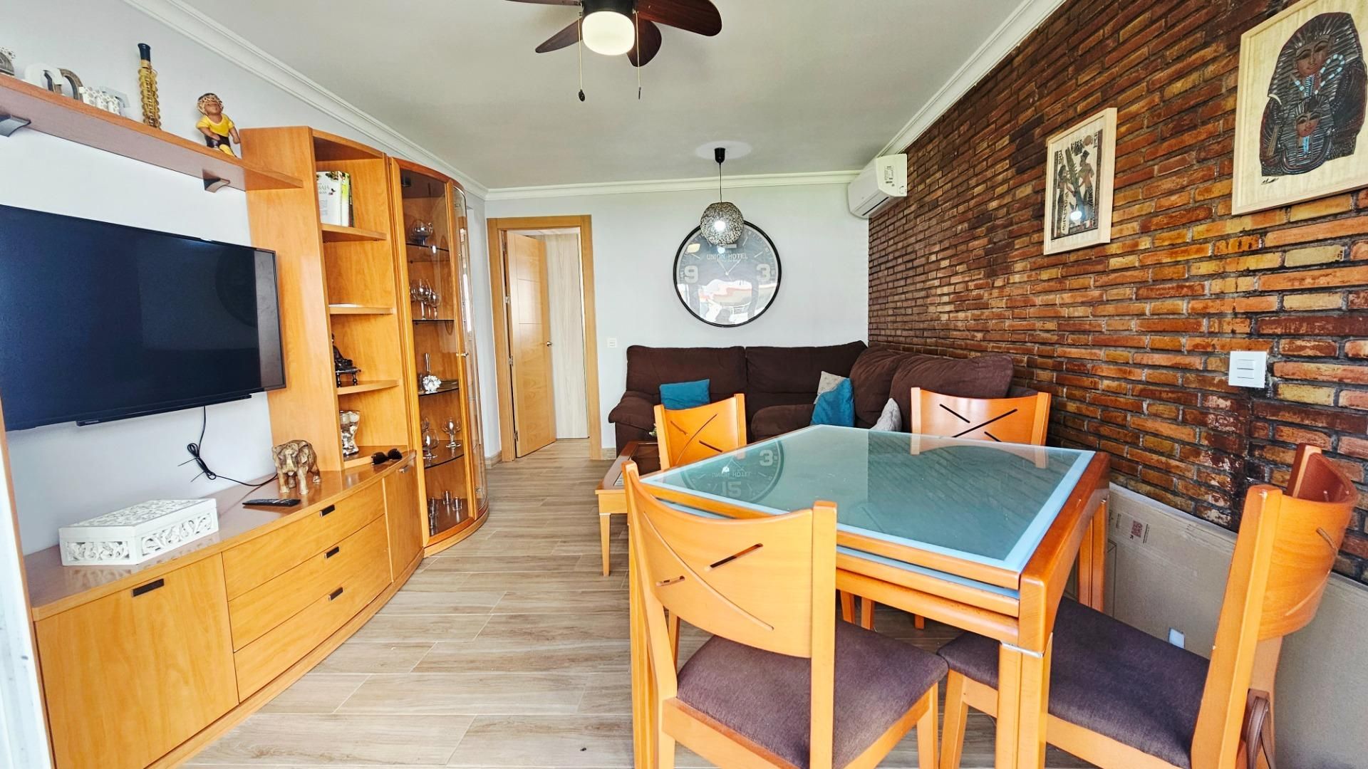 Sala de estar de Apartamento de alquiler en Benalmádena con Aire acondicionado, Jardín privado y Piscina comunitaria