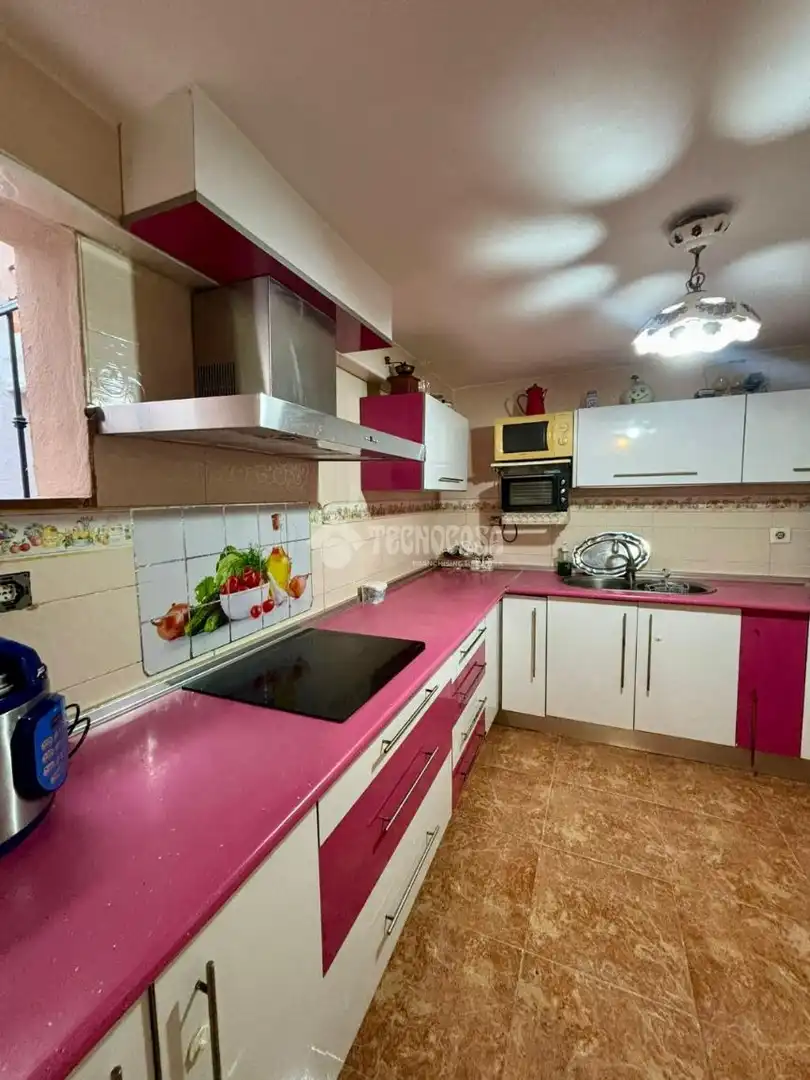 Cuina de Casa adosada en venda en Andújar amb Aire condicionat i Moblat