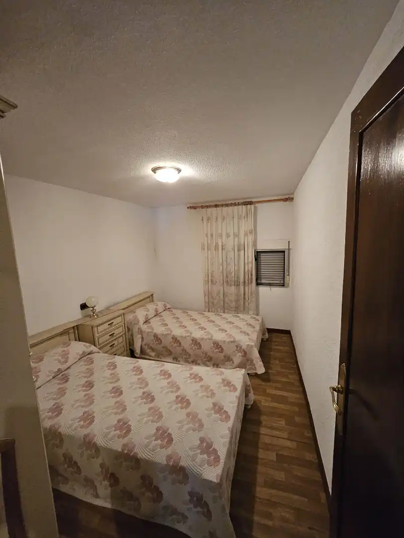 Schlafzimmer von Einfamilien-Reihenhaus zum Verkauf in Ledrada mit Möbliert