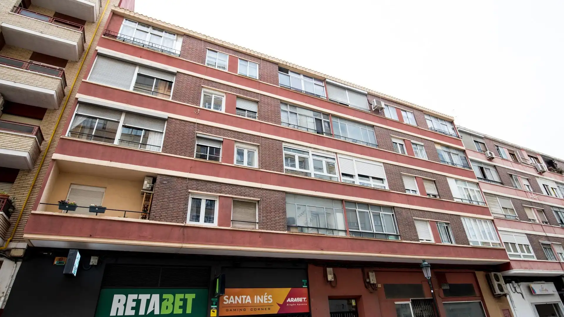 Außenansicht von Wohnung zum Verkauf in Zaragoza mit Heizung, Terrasse und Balkon