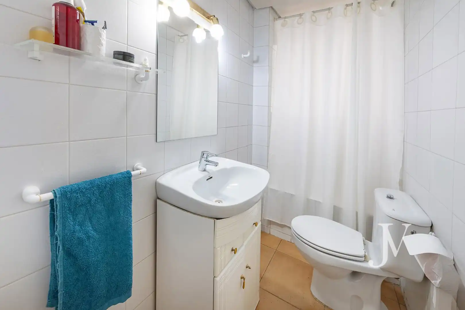 Baño de Piso en venta en Madrid con Terraza, Trastero y Piscina comunitaria