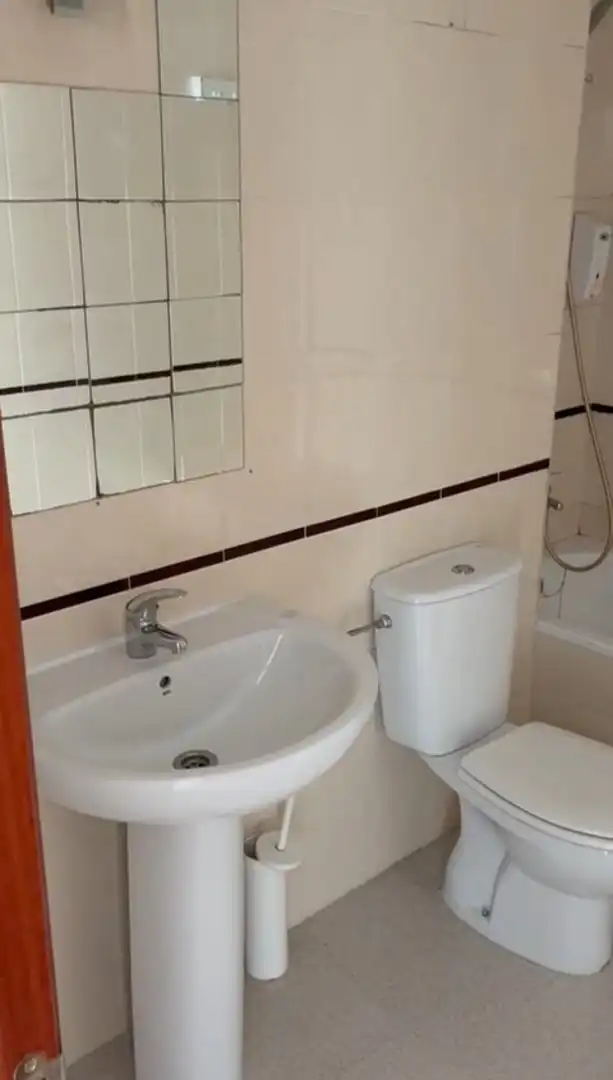 Badezimmer von Wohnung zum Verkauf in Tomares mit Klimaanlage, Terrasse und Abstellraum