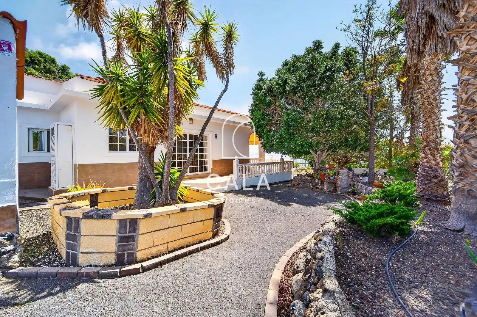 Vista exterior de Casa o xalet en venda en Guía de Isora amb Aire condicionat, Calefacció i Jardí privat