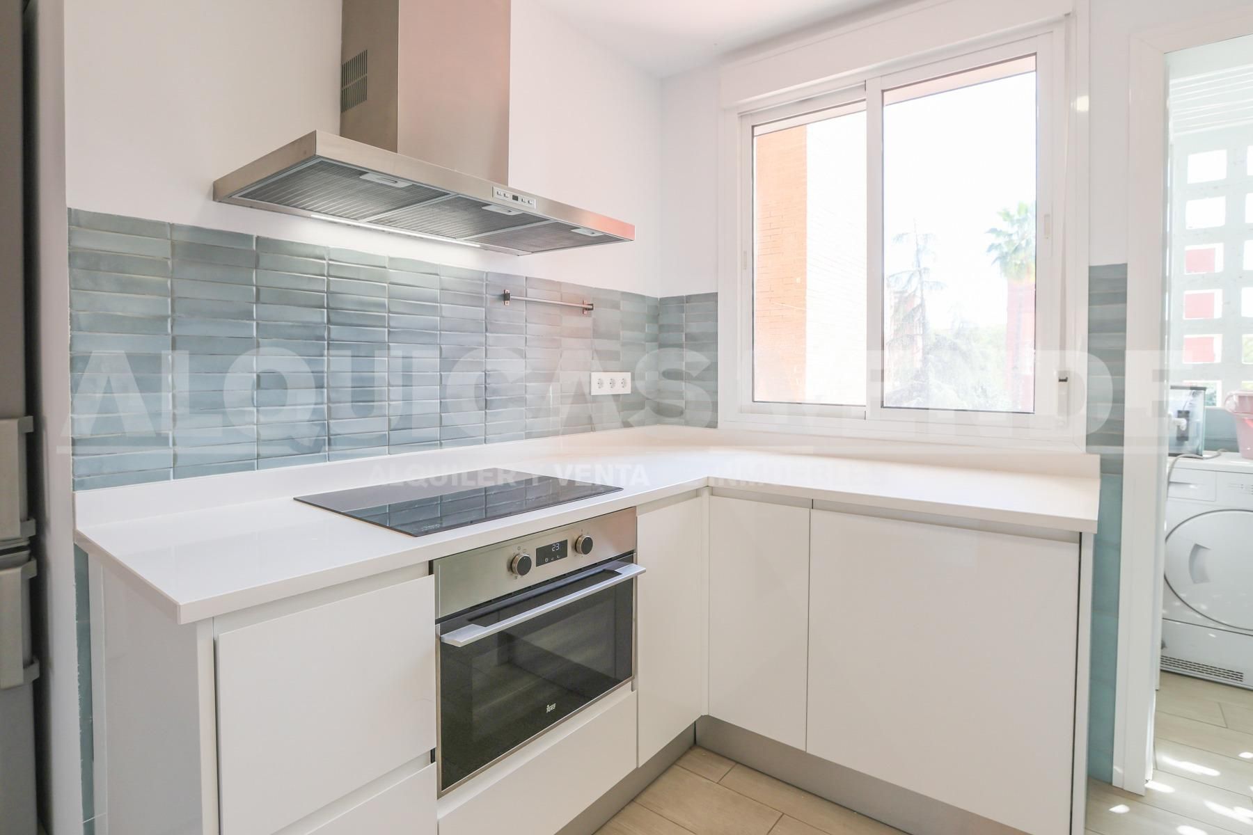 Cuina de Pis de lloguer en  Sevilla Capital amb Aire condicionat, Terrassa i Balcó