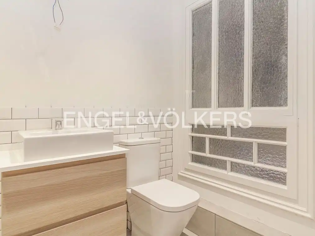Baño de Piso de alquiler en Barcelona con Aire acondicionado, Calefacción y Jardín privado