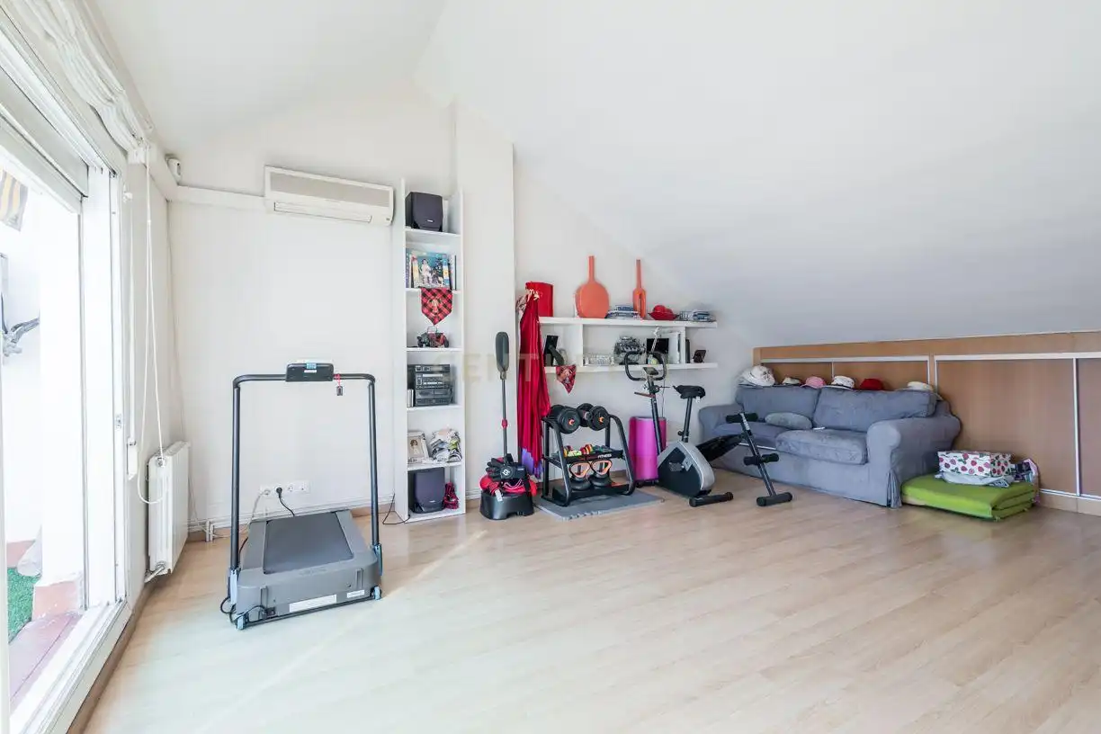 Einfamilien-Reihenhaus zum Verkauf in Sant Joan Despí mit Klimaanlage und Balkon