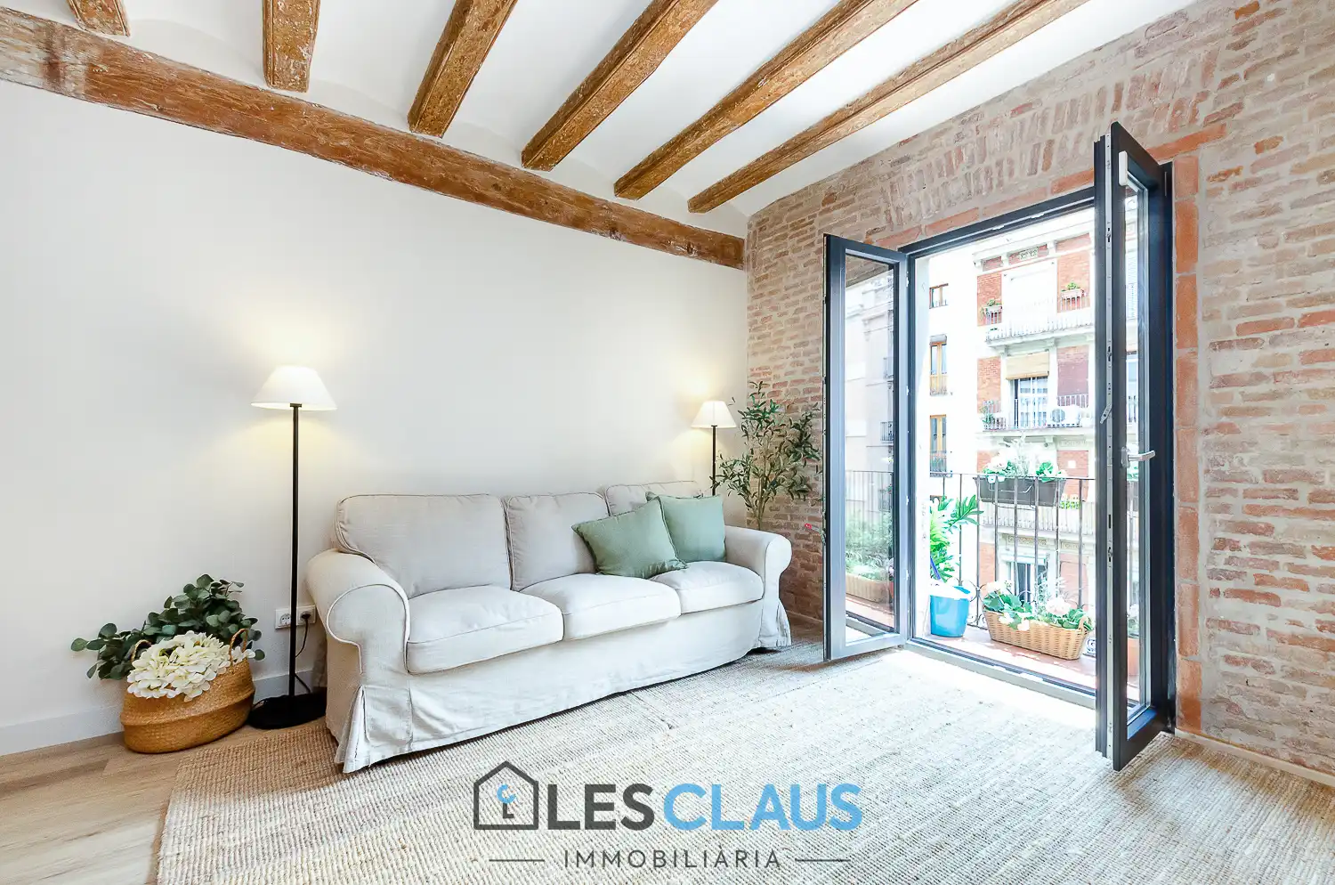 Außenansicht von Wohnung zum Verkauf in Barcelona mit Parkett, Ofen und Mikrowelle