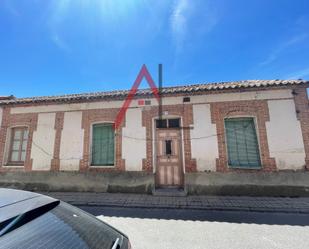 Vista exterior de Casa adosada en venda en Nava de la Asunción amb Calefacció i Jardí privat