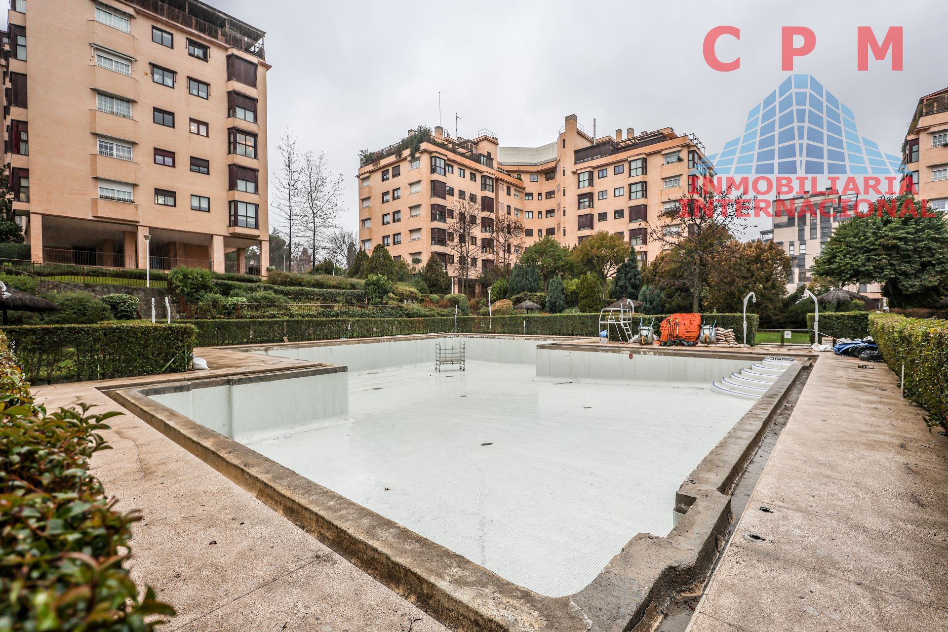 Swimming pool of Flat for rent in  Madrid Capital  with Air Conditioner, Heating and Parquet flooring