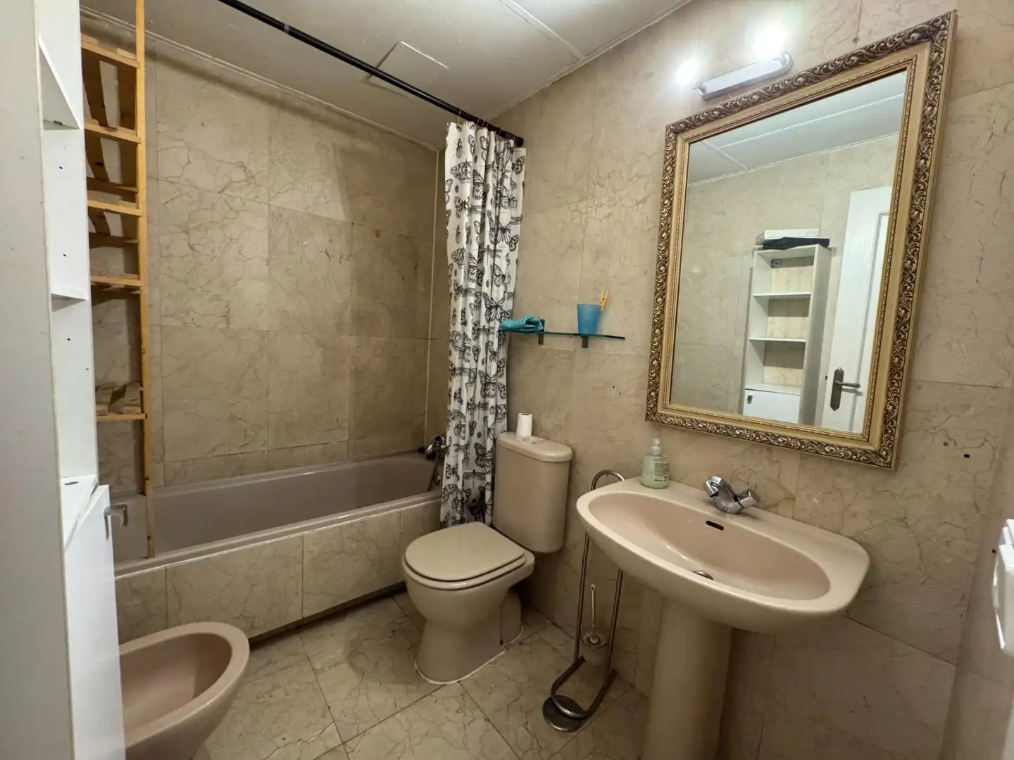 Bathroom of Flat for sale in Madrid  with Air Conditioner, Private garden and Parquet flooring