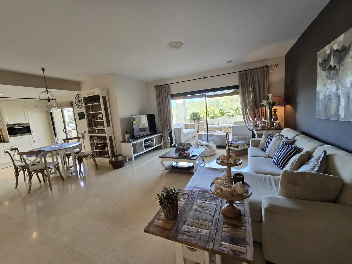 Sala de estar de Piso en venta en Benahavís con Aire acondicionado, Terraza y Trastero