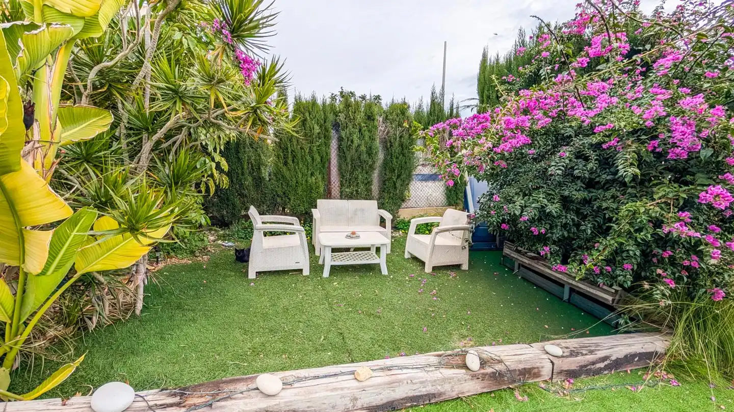 Garten von Einfamilien-Reihenhaus zum Verkauf in Santa Pola mit Klimaanlage, Privatgarten und Terrasse