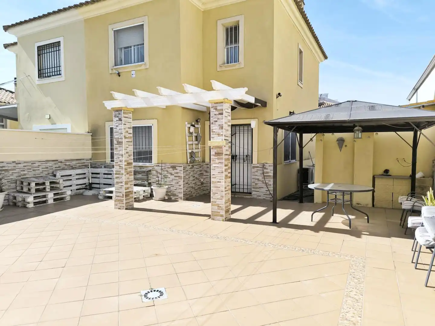 Terrassa de Casa adosada en venda en Málaga amb Aire condicionat, Calefacció i Jardí privat