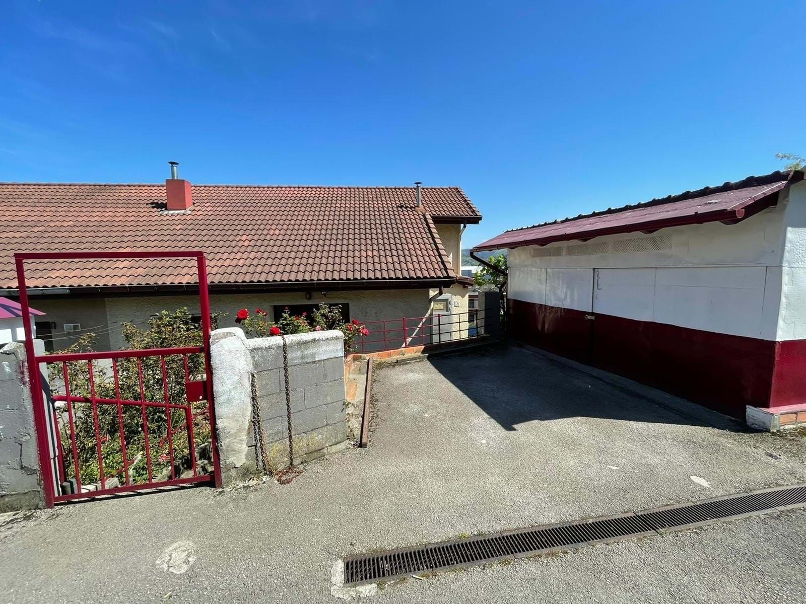 Vista exterior de Casa o xalet en venda en Valle de Trápaga-Trapagaran amb Calefacció i Terrassa