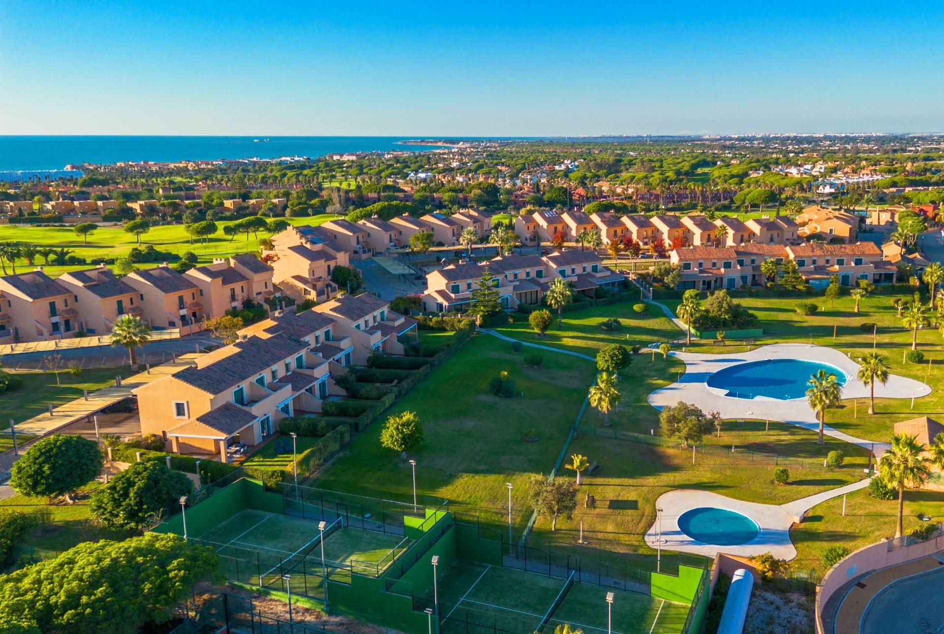 Exterior view of Single-family semi-detached for sale in Chiclana de la Frontera  with Air Conditioner, Private garden and Terrace