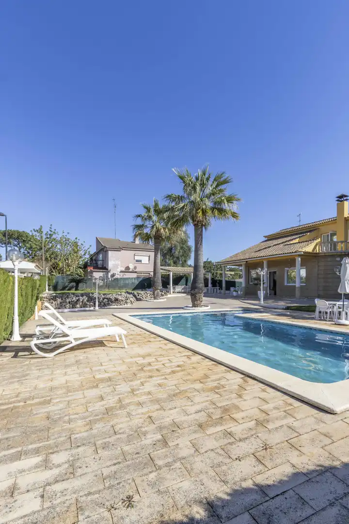 Piscina de Casa o chalet en venta en Torrent con Aire acondicionado, Calefacción y Jardín privado