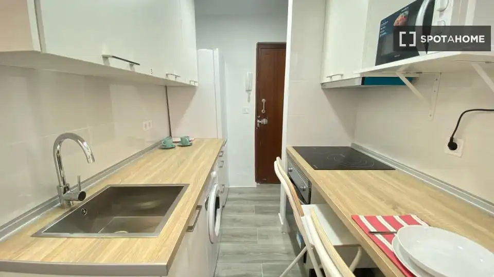 Cuina de Pis de lloguer en Madrid amb Aire condicionat, Calefacció i Moblat