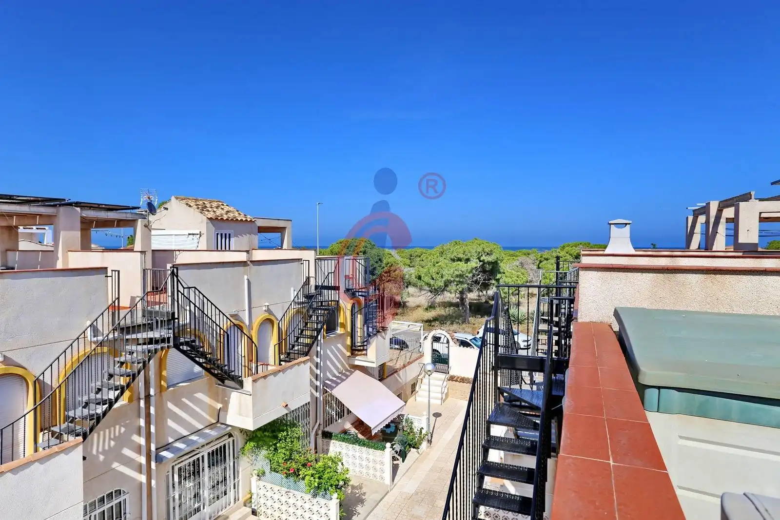 Vista exterior de Casa adosada en venda en Guardamar del Segura amb Jardí privat, Terrassa i Moblat