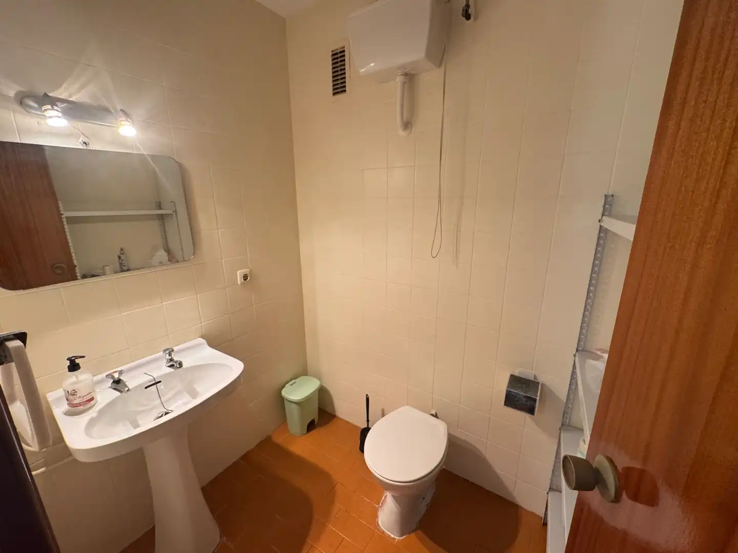 Baño de Piso de alquiler en Jaén con Aire acondicionado, Terraza y Amueblado